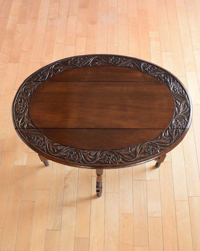 アンティークのテーブル　アンティーク家具　見事なお花の彫刻が美しいイギリスで見つけたアンティークゲートレッグテーブル。天板の修復には自信があります。(q-2001-f)