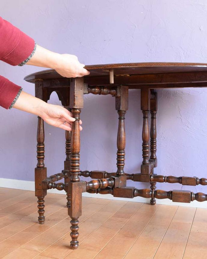 アンティークのテーブル　アンティーク家具　見事なお花の彫刻が美しいイギリスで見つけたアンティークゲートレッグテーブル。脚を引き出すだけであっという間ゲートのような形をした脚のテーブル。(q-2001-f)