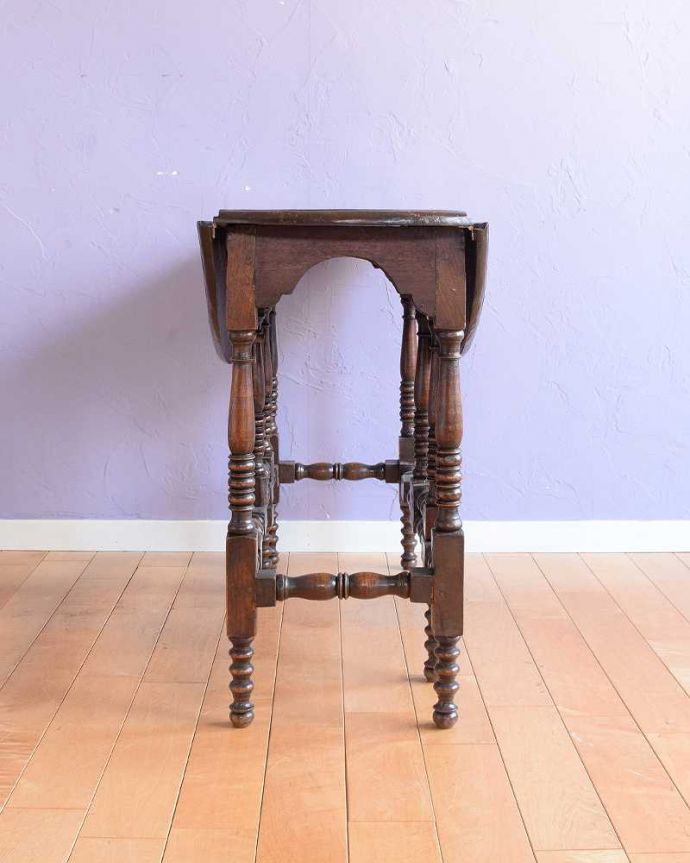 アンティークのテーブル　アンティーク家具　見事なお花の彫刻が美しいイギリスで見つけたアンティークゲートレッグテーブル。意外にコンパクト昔、使わないとき壁にピタッと付けて収納出来るように作られたテーブル。(q-2001-f)