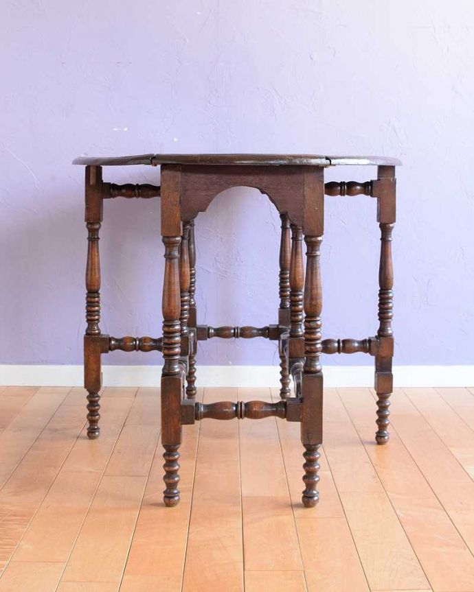 アンティークのテーブル　アンティーク家具　見事なお花の彫刻が美しいイギリスで見つけたアンティークゲートレッグテーブル。両方開けば大きなサイズゲートレッグテーブルはゲートが開くように作られた脚のデザインも印象的。(q-2001-f)