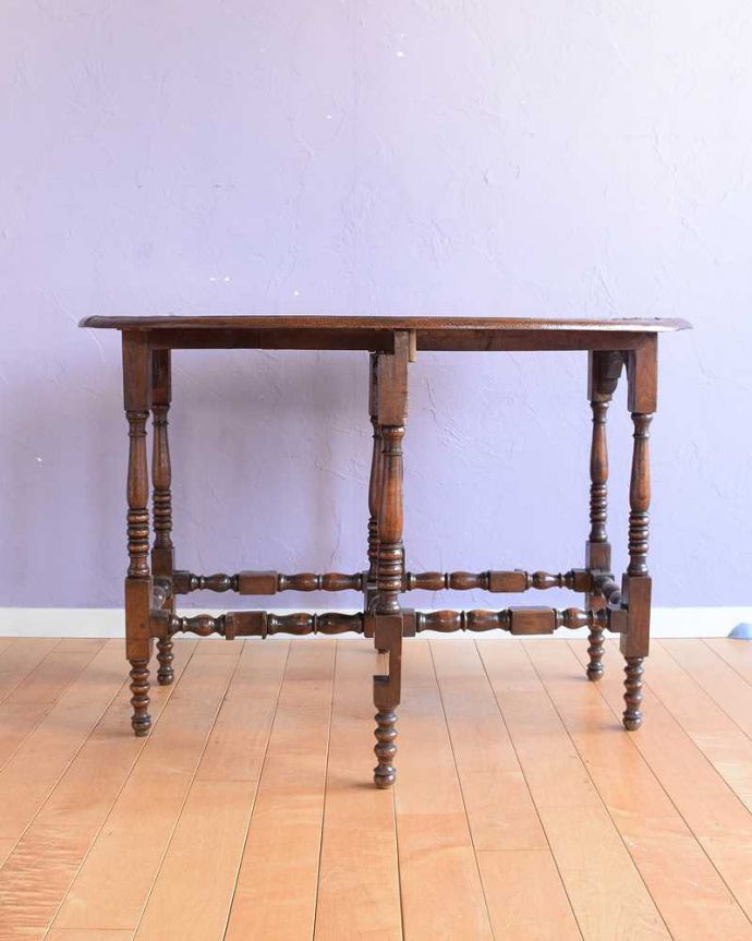 アンティークのテーブル　アンティーク家具　見事なお花の彫刻が美しいイギリスで見つけたアンティークゲートレッグテーブル。クルッと回転。(q-2001-f)