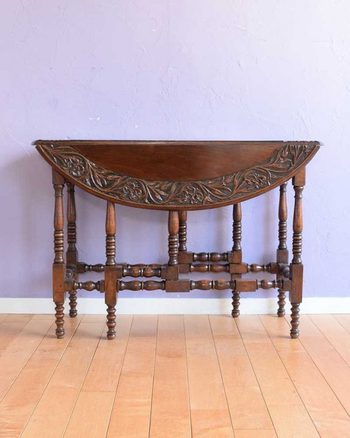 アンティークのテーブル　アンティーク家具　見事なお花の彫刻が美しいイギリスで見つけたアンティークゲートレッグテーブル。クルッと回転。(q-2001-f)