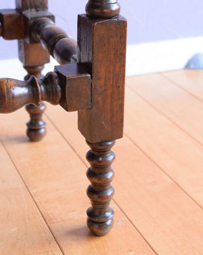 アンティークのテーブル　アンティーク家具　見事なお花の彫刻が美しいイギリスで見つけたアンティークゲートレッグテーブル。持ち上げなくても移動できます！Handleのアンティークは、脚の裏にフェルトキーパーをお付けしていますので、持ち上げなくても床を滑らせて移動させることが出来ます。(q-2001-f)