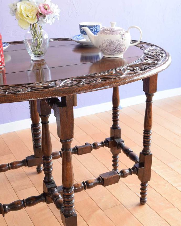 アンティークのテーブル　アンティーク家具　見事なお花の彫刻が美しいイギリスで見つけたアンティークゲートレッグテーブル。自慢はやっぱりゲート（門）のような脚まるでゲート（門）が開くような脚の形から名前が付けられたゲートレッグテーブル。(q-2001-f)
