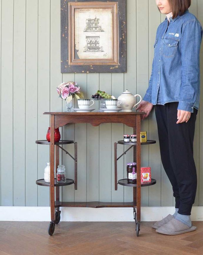 アンティークのワゴン・トローリー　アンティーク家具　英国らしいアンティーク家具、ケーキスタンド付きのトローリー。コロコロ転がせて移動も楽チン！アンティークの中でも人気の高いワゴン。(q-2002-f)