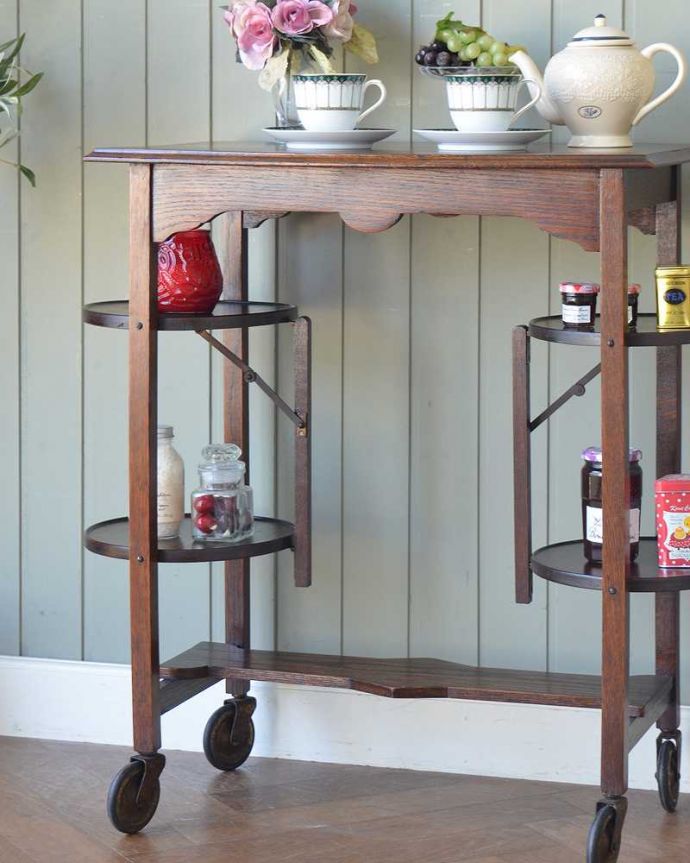 アンティークのワゴン・トローリー　アンティーク家具　英国らしいアンティーク家具、ケーキスタンド付きのトローリー。アンティークのワゴンは使い方が自由自在簡単に移動が出来るワゴン。(q-2002-f)