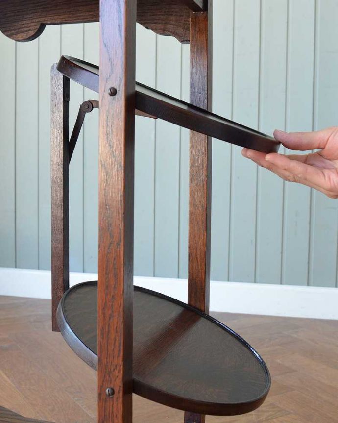 アンティークのワゴン・トローリー　アンティーク家具　英国らしいアンティーク家具、ケーキスタンド付きのトローリー。ケーキスタンドまで付いています女性でも簡単にケーキスタンドを広げることができます。(q-2002-f)