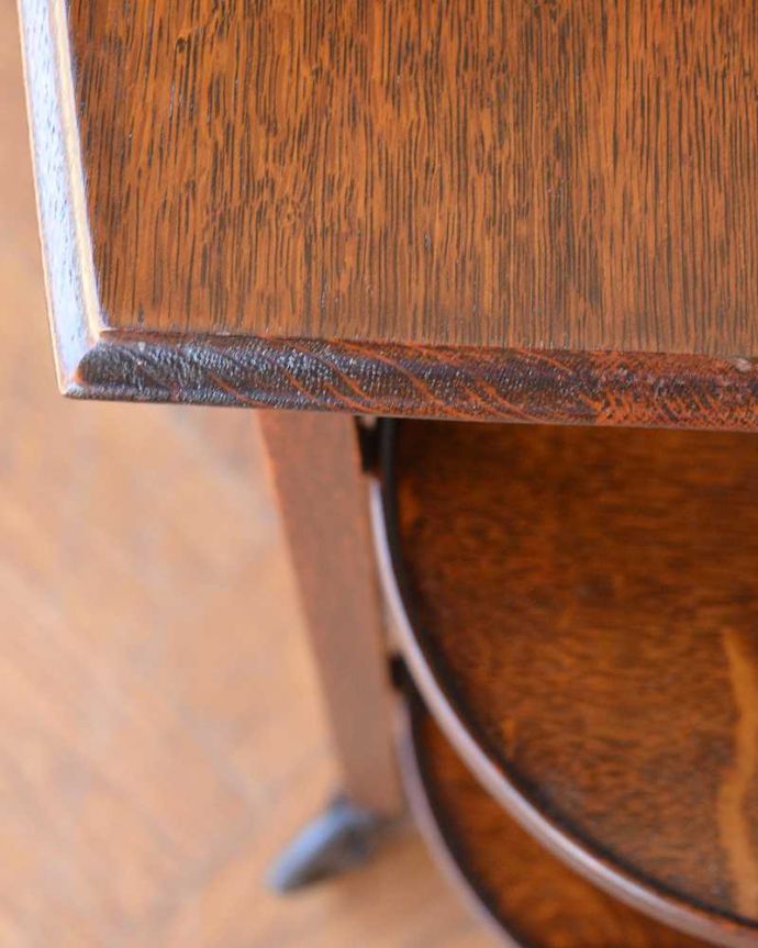 アンティークのワゴン・トローリー　アンティーク家具　英国らしいアンティーク家具、ケーキスタンド付きのトローリー。近づいてみると･･･修復にもいろんな方法がありますが、Handleでは塗装にこだわって古い塗装を剥離して再塗装していますのでピカピカです。(q-2002-f)