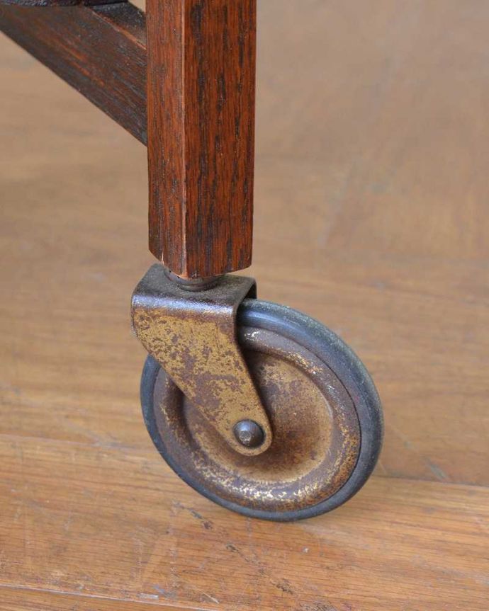 アンティークのワゴン・トローリー　アンティーク家具　英国らしいアンティーク家具、ケーキスタンド付きのトローリー。ちゃんと動きます脚先にはキャスターが。(q-2002-f)