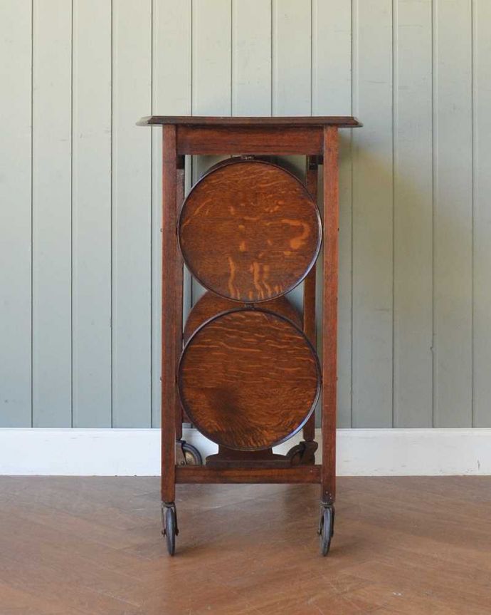 アンティークのワゴン・トローリー　アンティーク家具　英国らしいアンティーク家具、ケーキスタンド付きのトローリー。キッチンだけじゃもったいない！アンティークのワゴンはデザインもキレイなので、キッチン用として使うだけじゃなく、家具としていろいろ使えます。(q-2002-f)