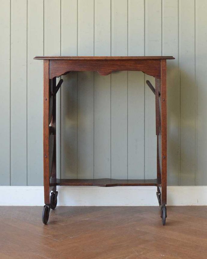 アンティークのワゴン・トローリー　アンティーク家具　英国らしいアンティーク家具、ケーキスタンド付きのトローリー。360度、どこから見てもキレイアンティークは新品ではないので、もちろん経年変化によるキズはありますが、専門の職人がキレイにお直しをしているので、どの角度から見てもキレイです。(q-2002-f)