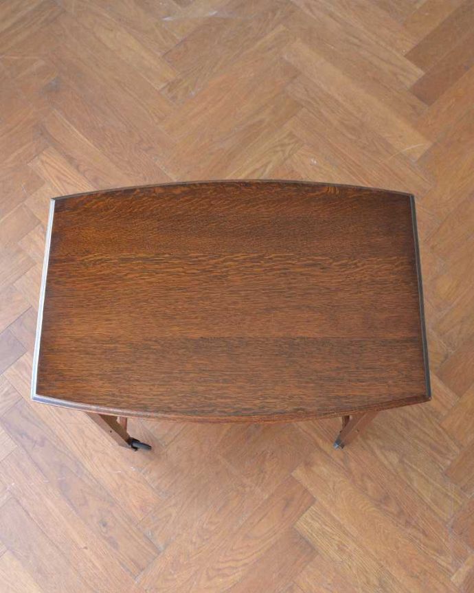 アンティークのワゴン・トローリー　アンティーク家具　英国らしいアンティーク家具、ケーキスタンド付きのトローリー。上から見るとこんな形です修復にもいろんな方法がありますが、Handleではこだわって仕上げています。(q-2002-f)