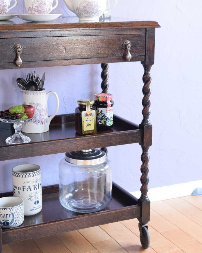 アンティークのワゴン・トローリー アンティーク家具 どこでも使えるアンティーク家具、ガラス天板と引き出し付きのツイスト脚のワゴン(トロリー)。アンティークのワゴンは使い方が自由自在簡単に移動が出来るワゴン。(q-2004-f)