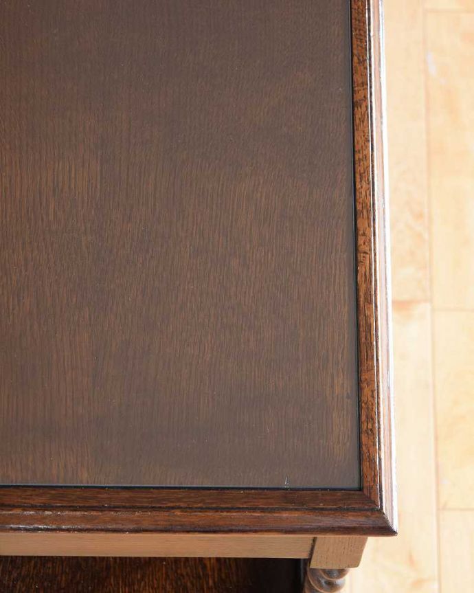 アンティークのワゴン・トローリー アンティーク家具 どこでも使えるアンティーク家具、ガラス天板と引き出し付きのツイスト脚のワゴン(トロリー)。近づいてみると・・・修復にもいろんな方法がありますが、Handleでは塗装にこだわって古い塗装を剥離して再塗装していますのでピカピカです。(q-2004-f)