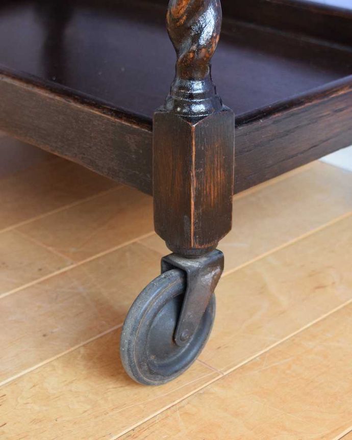 アンティークのワゴン・トローリー アンティーク家具 どこでも使えるアンティーク家具、ガラス天板と引き出し付きのツイスト脚のワゴン(トロリー)。ちゃんと動きます脚先にはキャスターが。(q-2004-f)
