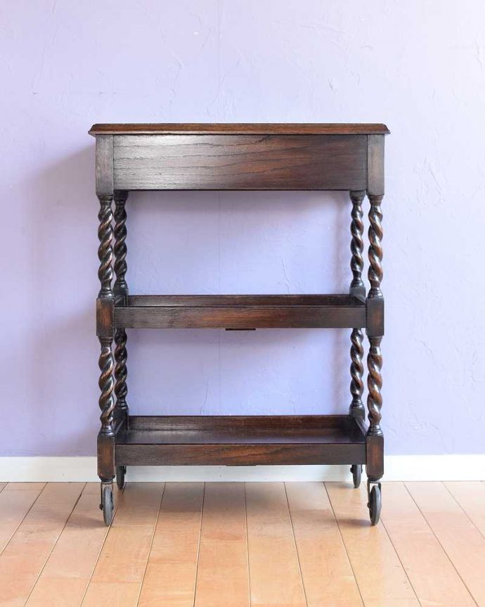 アンティークのワゴン・トローリー アンティーク家具 どこでも使えるアンティーク家具、ガラス天板と引き出し付きのツイスト脚のワゴン(トロリー)。360度、どこから見てもキレイアンティークは新品ではないので、もちろん経年変化によるキズはありますが、専門の職人がキレイにお直しをしているので、どの角度から見てもキレイです。(q-2004-f)