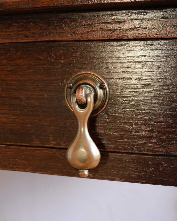 アンティークのワゴン・トローリー アンティーク家具 どこでも使えるアンティーク家具、ガラス天板と引き出し付きのツイスト脚のワゴン(トロリー)。アクセサリーの様な取っ手。(q-2004-f)