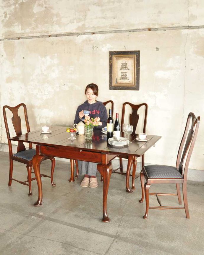 アンティークのテーブル アンティーク家具 英国アンティークの輸入家具、猫脚のドローリーフテーブル(伸張式テーブル) 。3通りの大きさで使える便利なテーブル天板の下に隠れているリーフを引っ張り出せばあっという間に大きく使えるドローリーフテーブル。(q-2005-f)