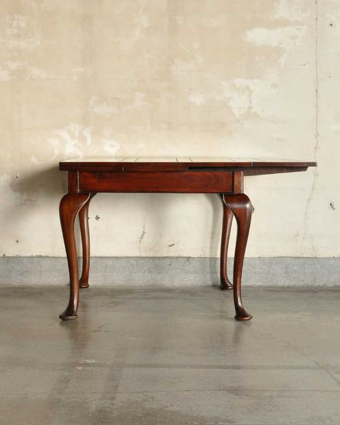 アンティークのテーブル アンティーク家具 英国アンティークの輸入家具、猫脚のドローリーフテーブル(伸張式テーブル) 。片方だけ開いてもOK片方のリーフだけを開くとこんな感じ。(q-2005-f)