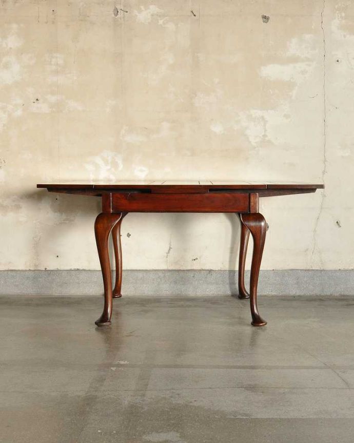 アンティークのテーブル アンティーク家具 英国アンティークの輸入家具、猫脚のドローリーフテーブル(伸張式テーブル) 。両方開くと大きなサイズ!家族が増えた時やみんなが集まった時、両方のリーフを開けば大きなサイズに。(q-2005-f)