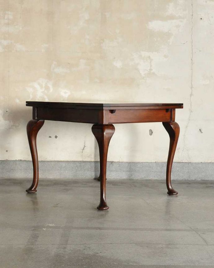 アンティークのテーブル アンティーク家具 英国アンティークの輸入家具、猫脚のドローリーフテーブル(伸張式テーブル) 。こちら側から見てみると・・・アンティークは新品ではないので、もちろん経年変化によるキズはありますが、専門の職人がキレイに修復しました。(q-2005-f)