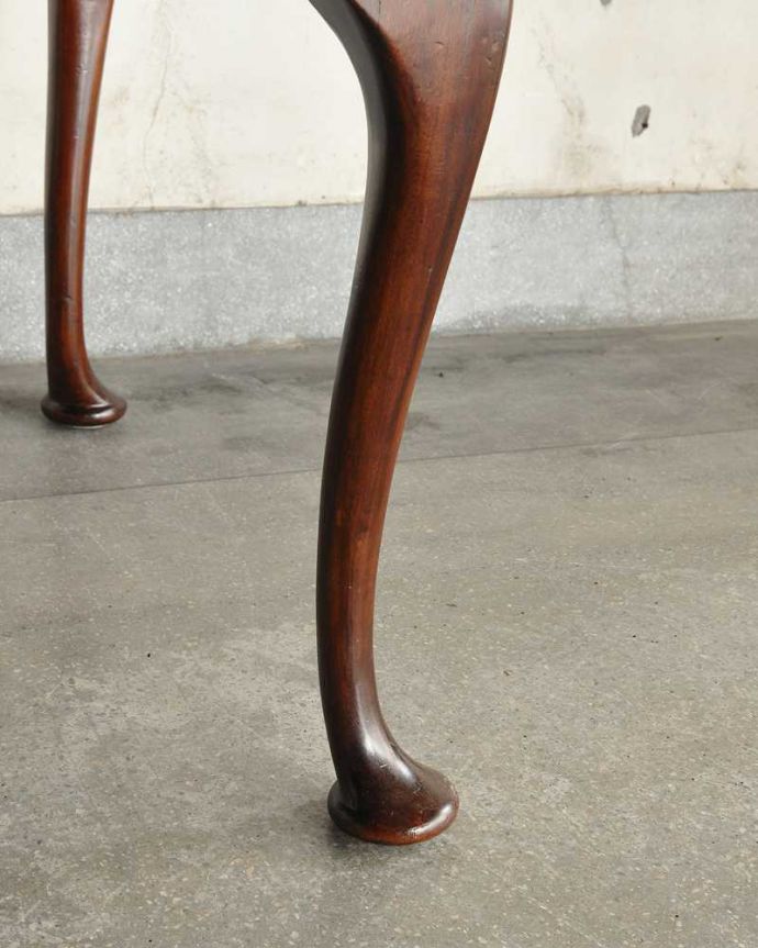 アンティークのテーブル アンティーク家具 英国アンティークの輸入家具、猫脚のドローリーフテーブル(伸張式テーブル) 。持ち上げなくても移動できます!Handleのアンティークは、脚の裏にフェルトキーパーをお付けしていますので、持ち上げなくても床を滑らせて移動させることが出来ます。(q-2005-f)