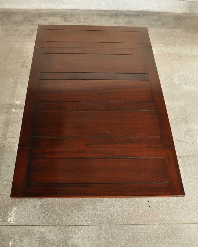 アンティークのテーブル アンティーク家具 英国アンティークの輸入家具、猫脚のドローリーフテーブル(伸張式テーブル) 。やっぱりテーブルは天板が重要全部開いた状態で天板を上から見てみるとこんな感じです。(q-2005-f)