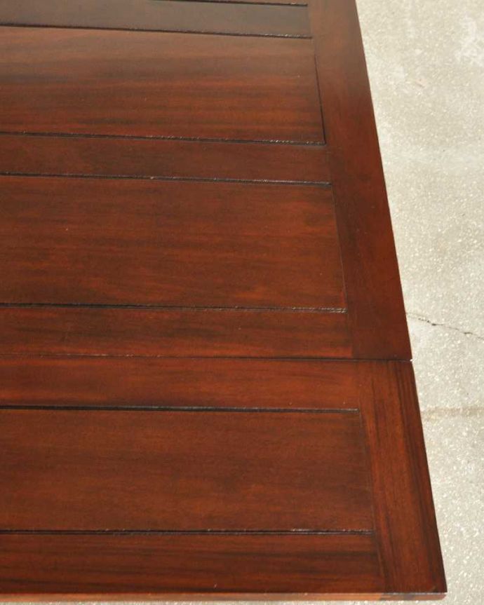 アンティークのテーブル アンティーク家具 英国アンティークの輸入家具、猫脚のドローリーフテーブル(伸張式テーブル) 。近づいて見てみると、天板はこんな感じです。(q-2005-f)