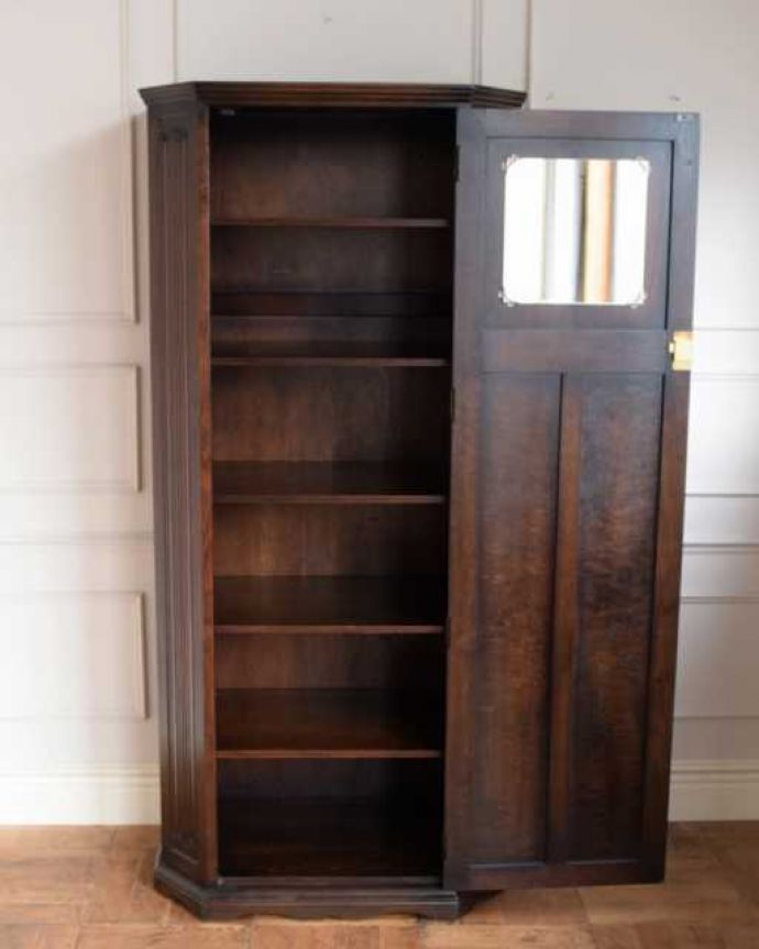 ワードローブ　アンティーク家具　お花の彫が女性らしいアクセント、アンティークのワードローブ（ホールローブ）。扉を開けて中を見ると･･･こんな感じで、たっぷり収納できます。(q-2006-f)