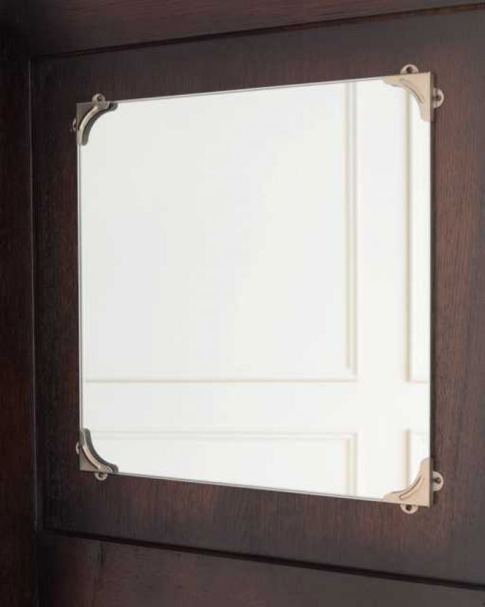 ワードローブ　アンティーク家具　お花の彫が女性らしいアクセント、アンティークのワードローブ（ホールローブ）。新しいミラーです新品のミラーに交換したので、安心してお使いください。(q-2006-f)