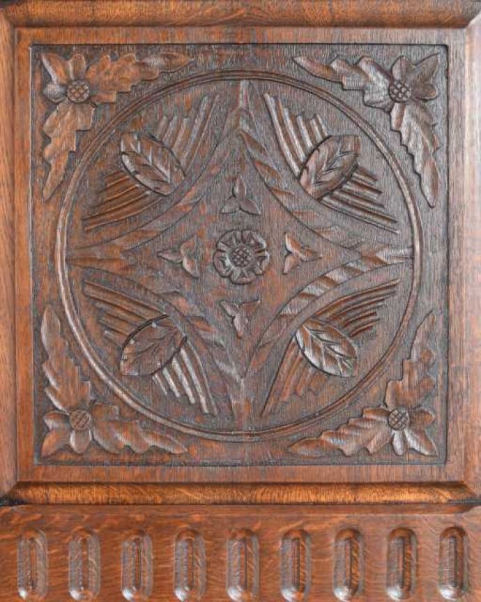 ワードローブ　アンティーク家具　お花の彫が女性らしいアクセント、アンティークのワードローブ（ホールローブ）。扉を彩る装飾やっぱり魅力は扉の装飾。(q-2006-f)