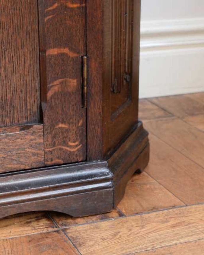 ワードローブ　アンティーク家具　お花の彫が女性らしいアクセント、アンティークのワードローブ（ホールローブ）。女性でも運べちゃう理由は･･･Handleのアンティークは、脚の裏にフェルトキーパーをお付けしていますので、重い家具でも床を滑らせて移動出来ます。(q-2006-f)