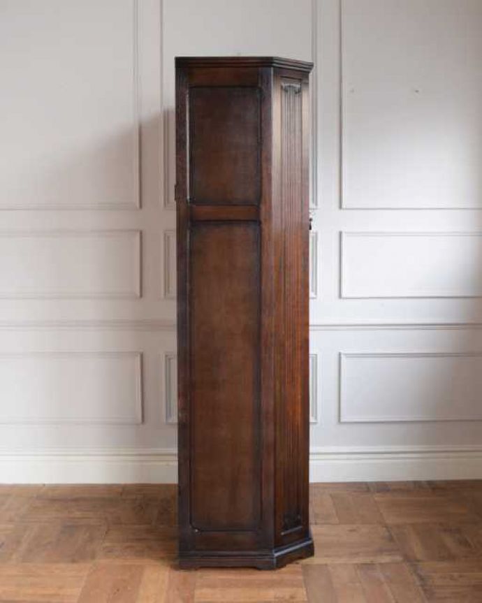 ワードローブ　アンティーク家具　お花の彫が女性らしいアクセント、アンティークのワードローブ（ホールローブ）。横から見た姿もステキ正面だけじゃなく横から見るとこんな感じです。(q-2006-f)