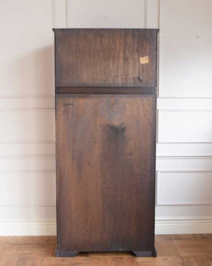 ワードローブ　アンティーク家具　お花の彫が女性らしいアクセント、アンティークのワードローブ（ホールローブ）。実は後ろ姿もキレイなんです。(q-2006-f)