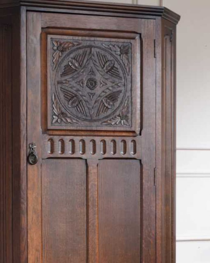 ワードローブ　アンティーク家具　お花の彫が女性らしいアクセント、アンティークのワードローブ（ホールローブ）。アンティークらしい装飾が魅力サイズの大きい家具だからこそ、やっぱり美しい装飾がアンティークの魅力。(q-2006-f)