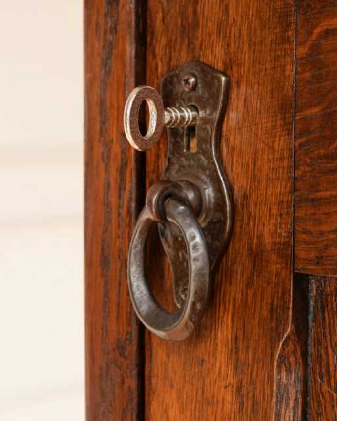 ワードローブ　アンティーク家具　お花の彫が女性らしいアクセント、アンティークのワードローブ（ホールローブ）。小さなパーツにもこだわり取っ手だけを見ていても現代とは違って良質な素材が使われているのが分かります。(q-2006-f)