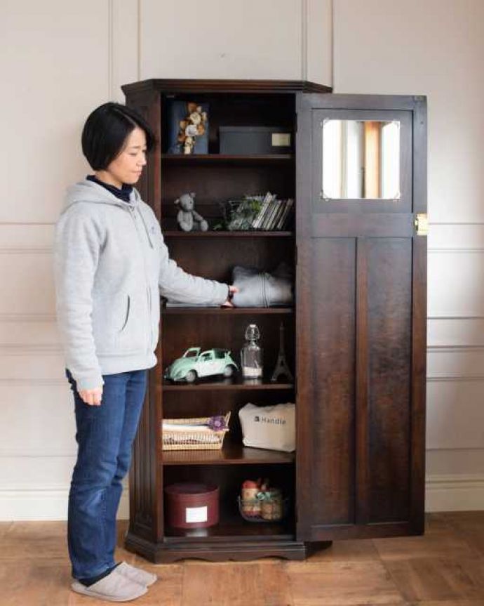 ワードローブ　アンティーク家具　お花の彫が女性らしいアクセント、アンティークのワードローブ（ホールローブ）。扉を開けて中を見ると･･･こんな感じで、たっぷり収納できます。(q-2006-f)