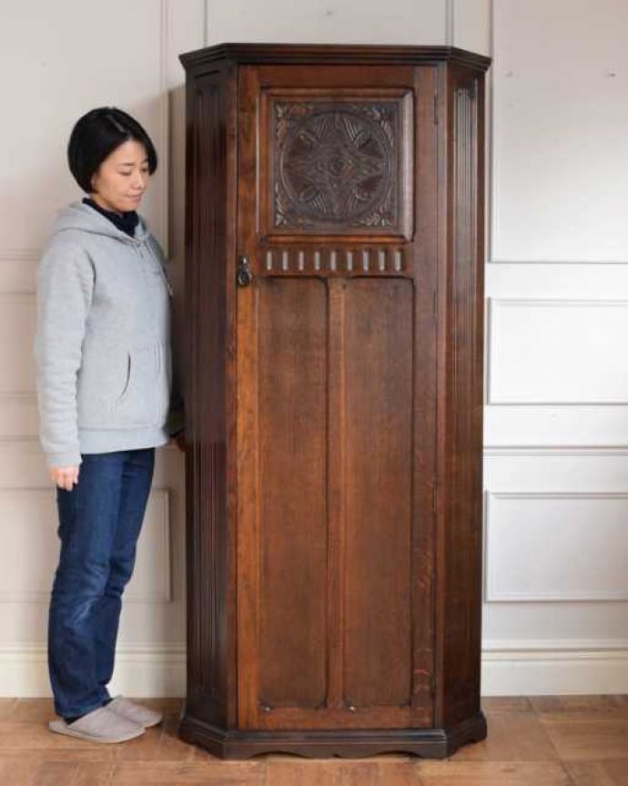 ワードローブ　アンティーク家具　お花の彫が女性らしいアクセント、アンティークのワードローブ（ホールローブ）。実は隠れた人気モノのアンティークアンティーク家具の中でリクエストが多いワードローブ。(q-2006-f)