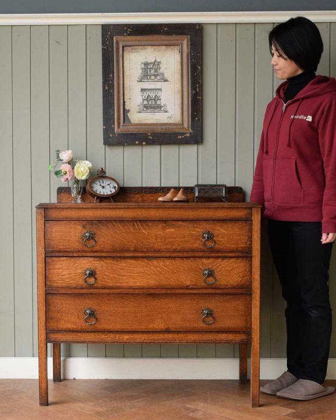 アンティークのチェスト アンティーク家具 英国スタイルのシンプルなアンティーク家具、オーク材の3段チェスト。英国アンティークらしい落ち着いた雰囲気が自慢落ち着いた色合いが英国アンティークらしい雰囲気のチェスト。(q-2007-f)