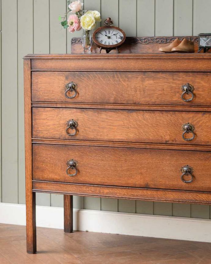 アンティークのチェスト アンティーク家具 英国スタイルのシンプルなアンティーク家具、オーク材の3段チェスト。見た目はもちろん、実用的に使って楽しみましょうアンティークのチェストは見た目の美しさはもちろん、実用的にたっぷり収納が出来る実力派。(q-2007-f)