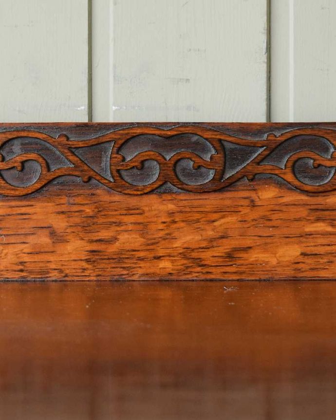 アンティークのチェスト アンティーク家具 英国スタイルのシンプルなアンティーク家具、オーク材の3段チェスト。惚れ惚れするような美しさとっても堅い無垢材に一体どうやって彫っていったんでしょう?アンティークらしく細かい彫りを眺めているだけでうっとりしてしまいます。(q-2007-f)