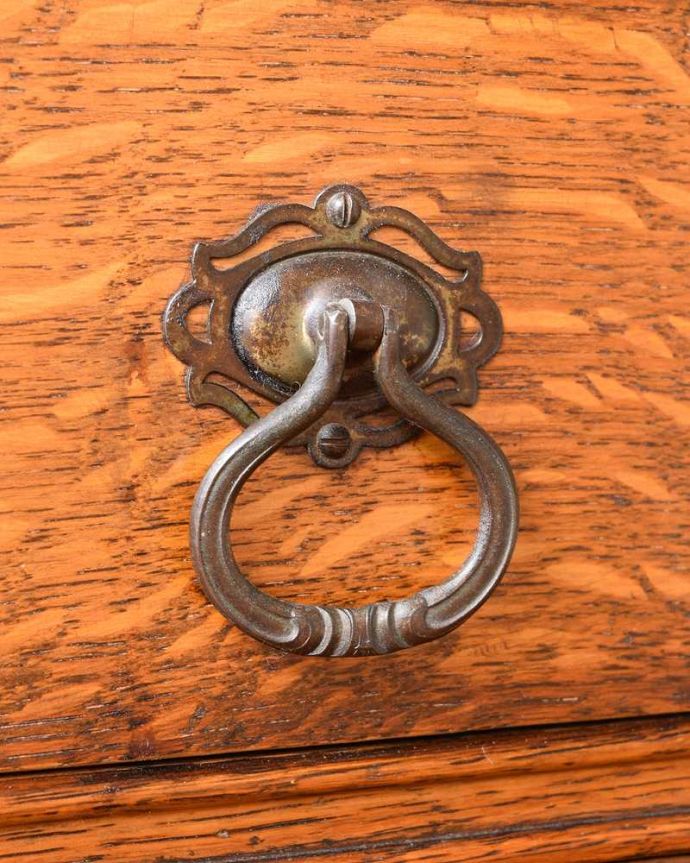 アンティークのチェスト アンティーク家具 英国スタイルのシンプルなアンティーク家具、オーク材の3段チェスト。開ける度にワクワク高級感漂うアンティークらしいデザインの取っ手。(q-2007-f)