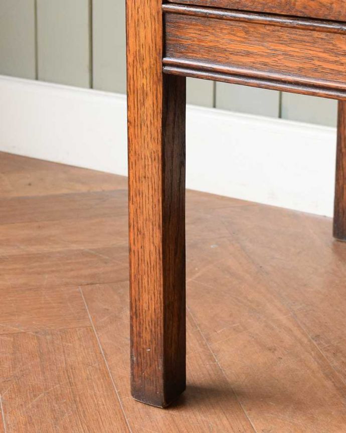 アンティークのチェスト アンティーク家具 英国スタイルのシンプルなアンティーク家具、オーク材の3段チェスト。女性1人でラクラク運べちゃう仕掛けHandleのアンティークは、脚の裏にフェルトキーパーをお付けしています。(q-2007-f)