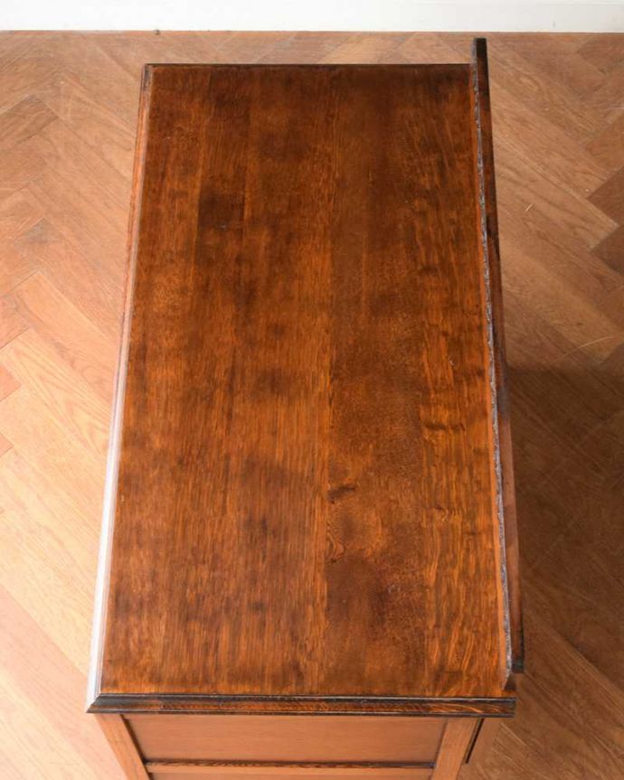 アンティークのチェスト アンティーク家具 英国スタイルのシンプルなアンティーク家具、オーク材の3段チェスト。何を置こうかな・・・?上から見ると、天板はこんな感じです。(q-2007-f)