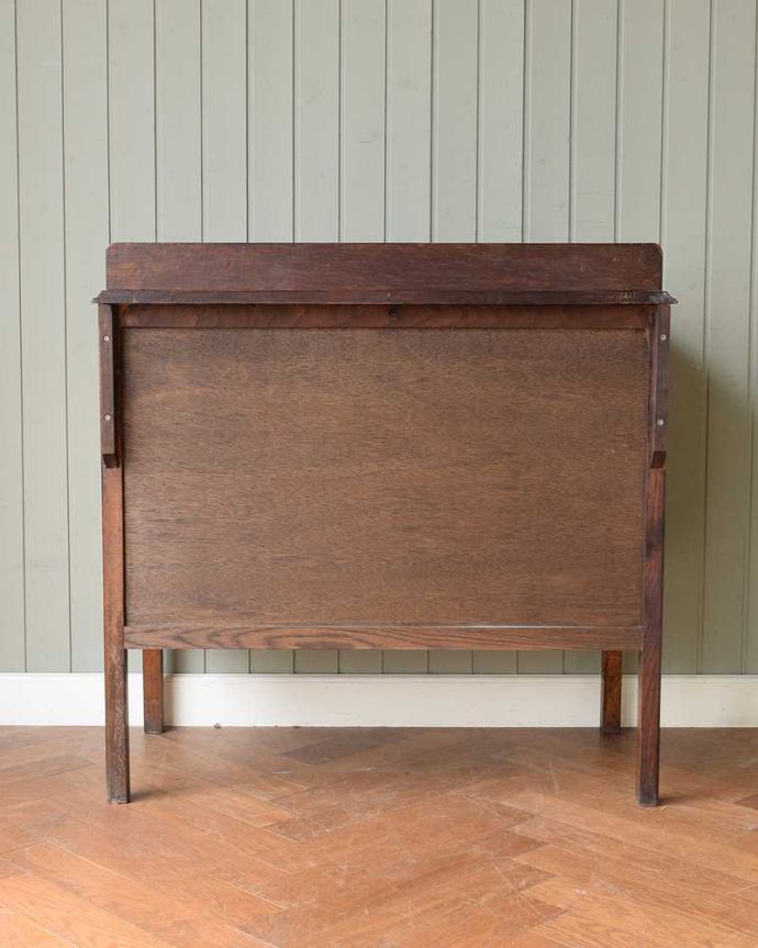 アンティークのチェスト アンティーク家具 英国スタイルのシンプルなアンティーク家具、オーク材の3段チェスト。後ろ姿にも自信アリ!アンティークは新品ではないので、経年変化によるキズはありますが、専門の職人がキレイに修復したので後ろ姿にも自信があります。(q-2007-f)