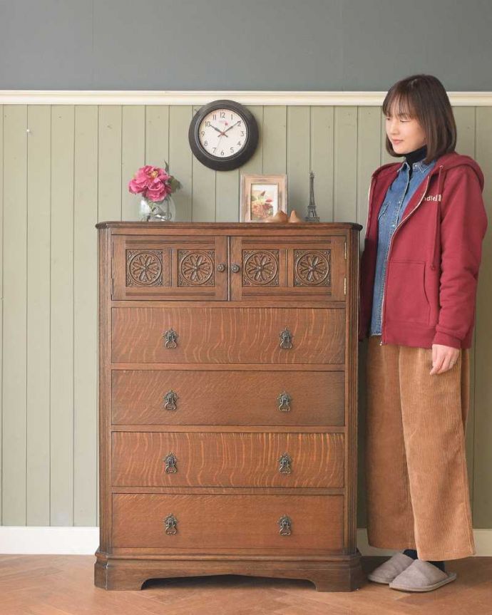 アンティークのチェスト　アンティーク家具　キレイな扉の英国アンティーク家具、オーク材のカップボードチェスト。引き出しと扉、両方の収納が付いた便利な家具もともとベッドサイドに置いてカップ＆ソーサーを収納するために作られたカップボードチェスト。(q-2008-f)