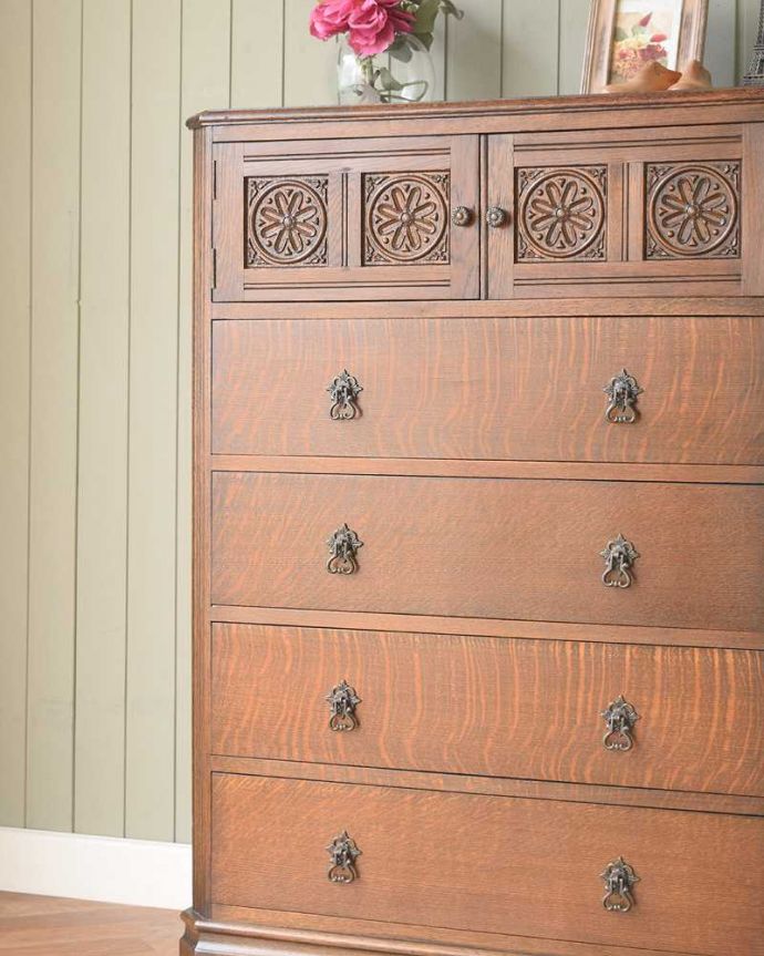 アンティークのチェスト　アンティーク家具　キレイな扉の英国アンティーク家具、オーク材のカップボードチェスト。重厚な英国アンティークらしい雰囲気ドッシリとした木目は、現代では手に入れることが出来ないアンティークらしい部分。(q-2008-f)