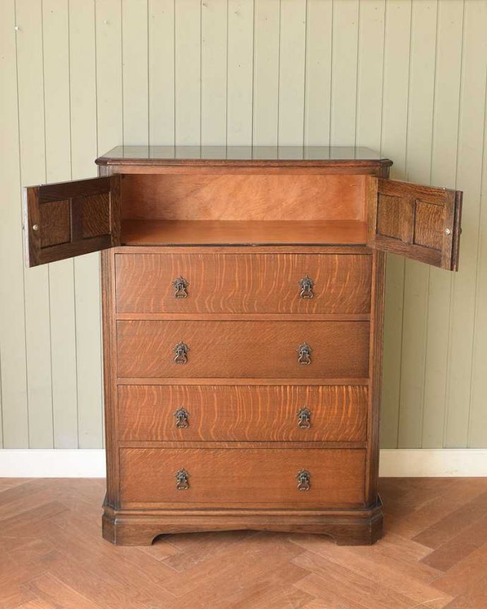 アンティークのチェスト　アンティーク家具　キレイな扉の英国アンティーク家具、オーク材のカップボードチェスト。扉の中はこんな感じ 修復しました扉の中の収納はこんな感じになっています。(q-2008-f)