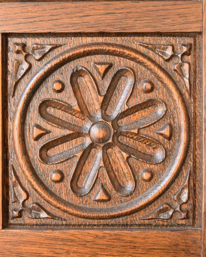 アンティークのチェスト　アンティーク家具　キレイな扉の英国アンティーク家具、オーク材のカップボードチェスト。惚れ惚れするような美しさとっても堅い無垢材に一体どうやって彫っていったんでしょう？アンティークらしく細かい彫りを眺めているだけでうっとりしてしまいます。(q-2008-f)