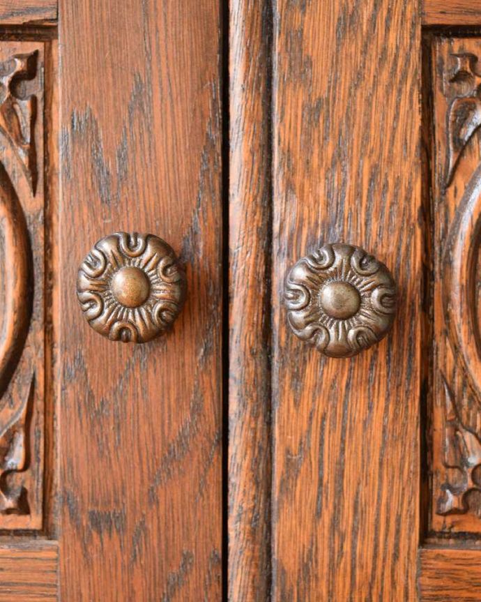 アンティークのチェスト　アンティーク家具　キレイな扉の英国アンティーク家具、オーク材のカップボードチェスト。アクセサリーの様な取っ手。(q-2008-f)